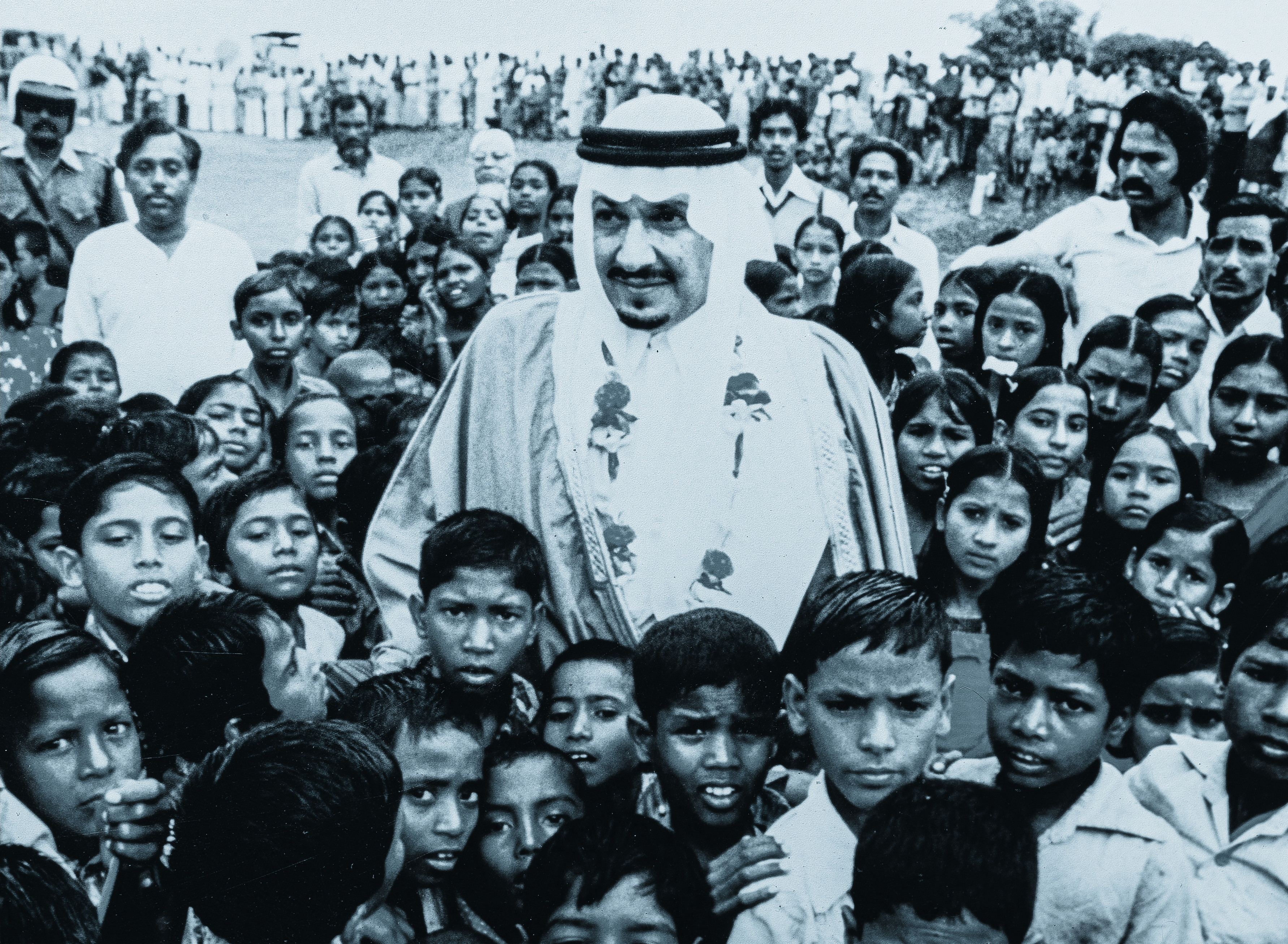 طلال مع الاطفال.jpg